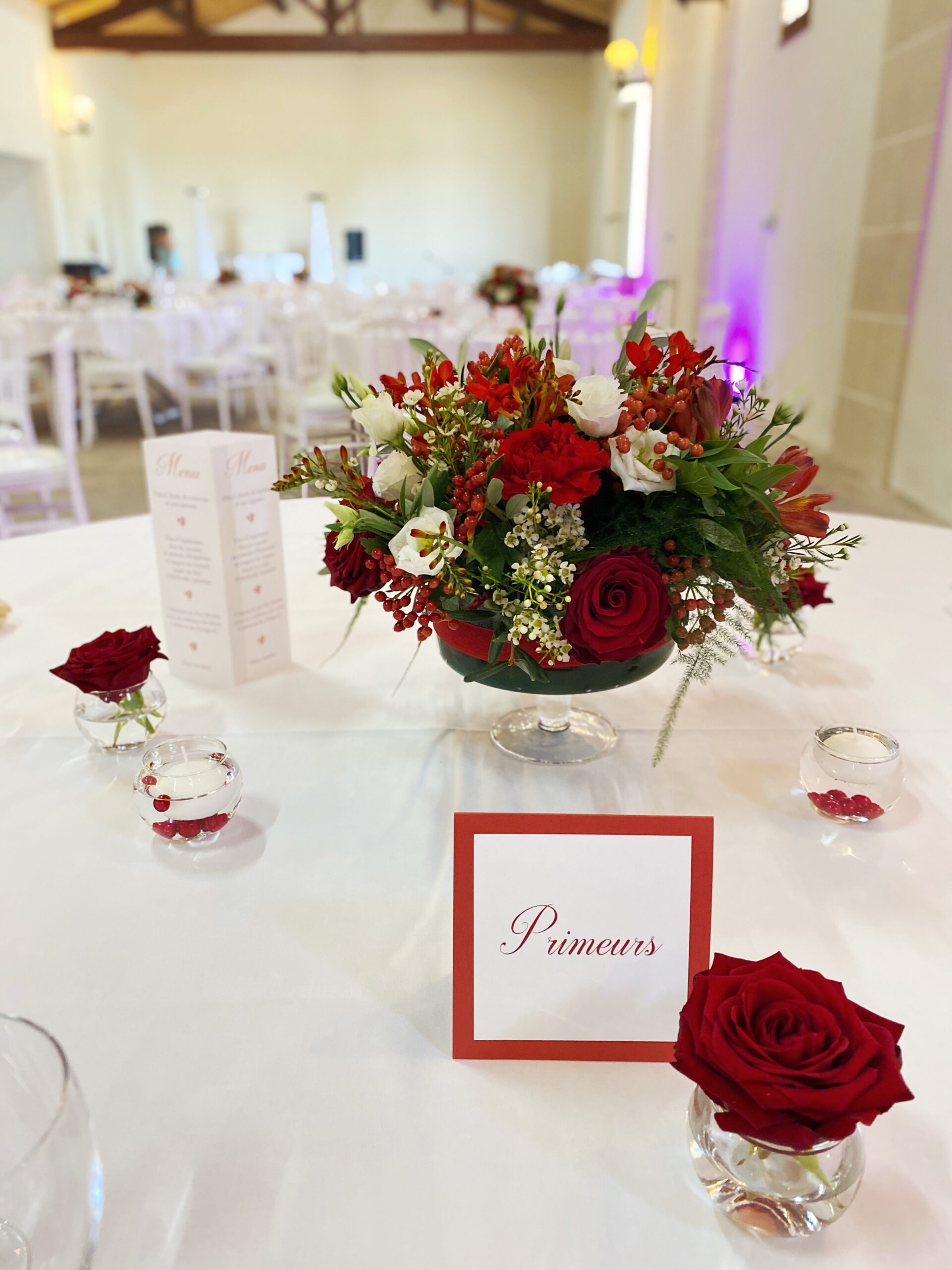 centre table mariage fleuriste bordeaux rouge scaled